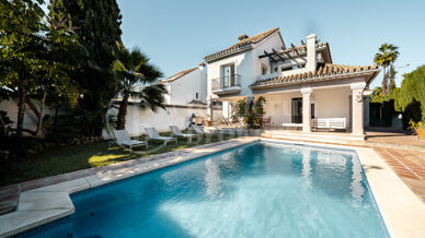 Villa Peony – Andalusisk Villa i Dubbelgated Community