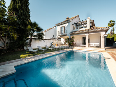 Villa Peony – Andalusisk Villa i Dubbelgated Community