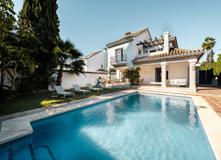 Luxury Villa For Sale In Parcelas del Golf