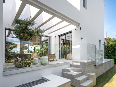 Villa Azure Oasis - Modern villa vid stranden