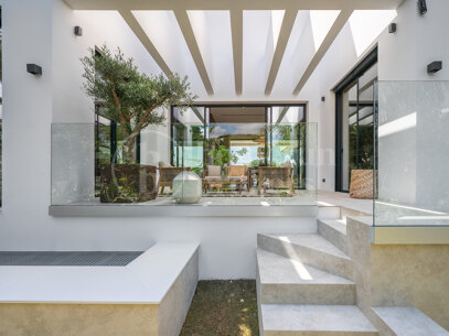 Villa Azure Oasis - Modern villa vid stranden