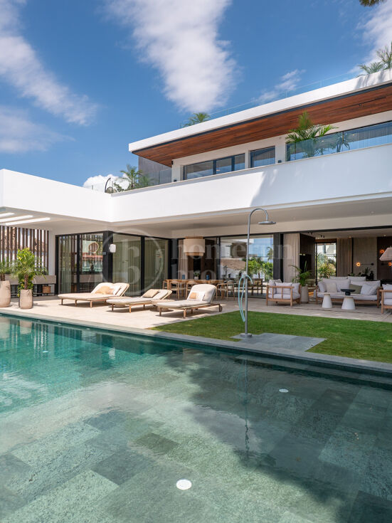 Villa Azure Oasis - Contemporary Beachside Villa