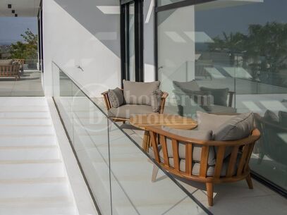 Lyxvilla med 9 sovrum och panoramautsikt över havet i Estepona East