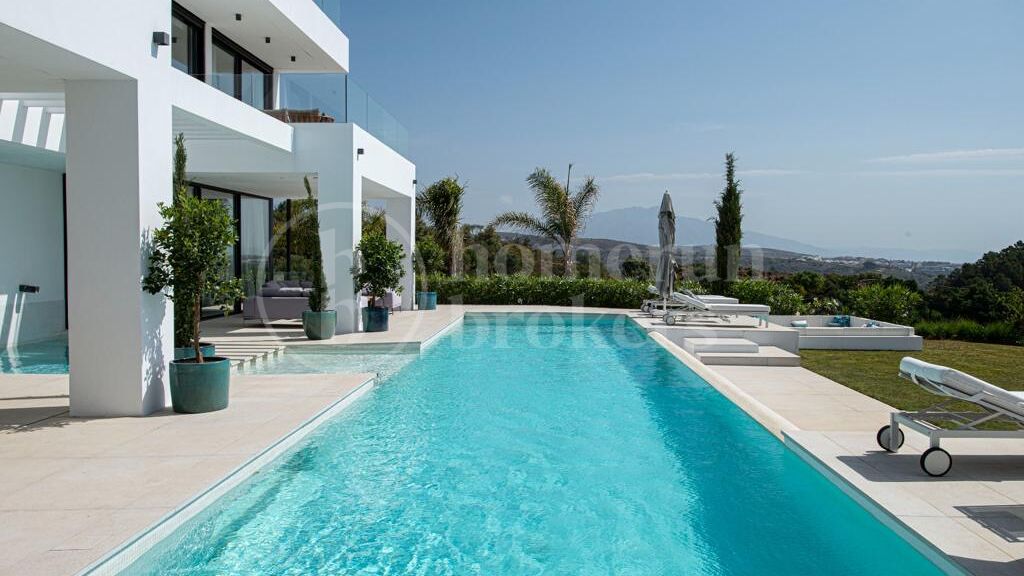 Lyxvilla med 9 sovrum och panoramautsikt över havet i Estepona East