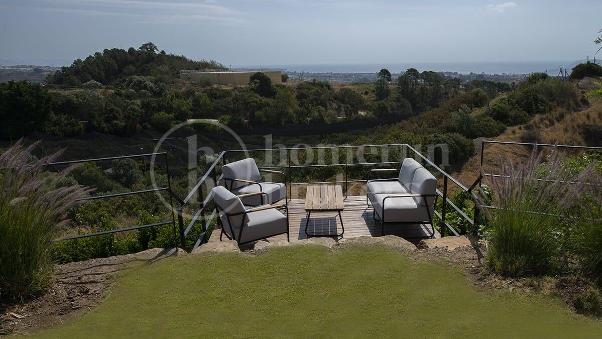9-Bedroom Luxury Villa with Panoramic Sea Views in Estepona East