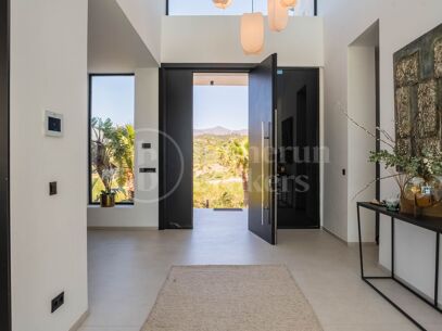 Lyxvilla med 9 sovrum och panoramautsikt över havet i Estepona East