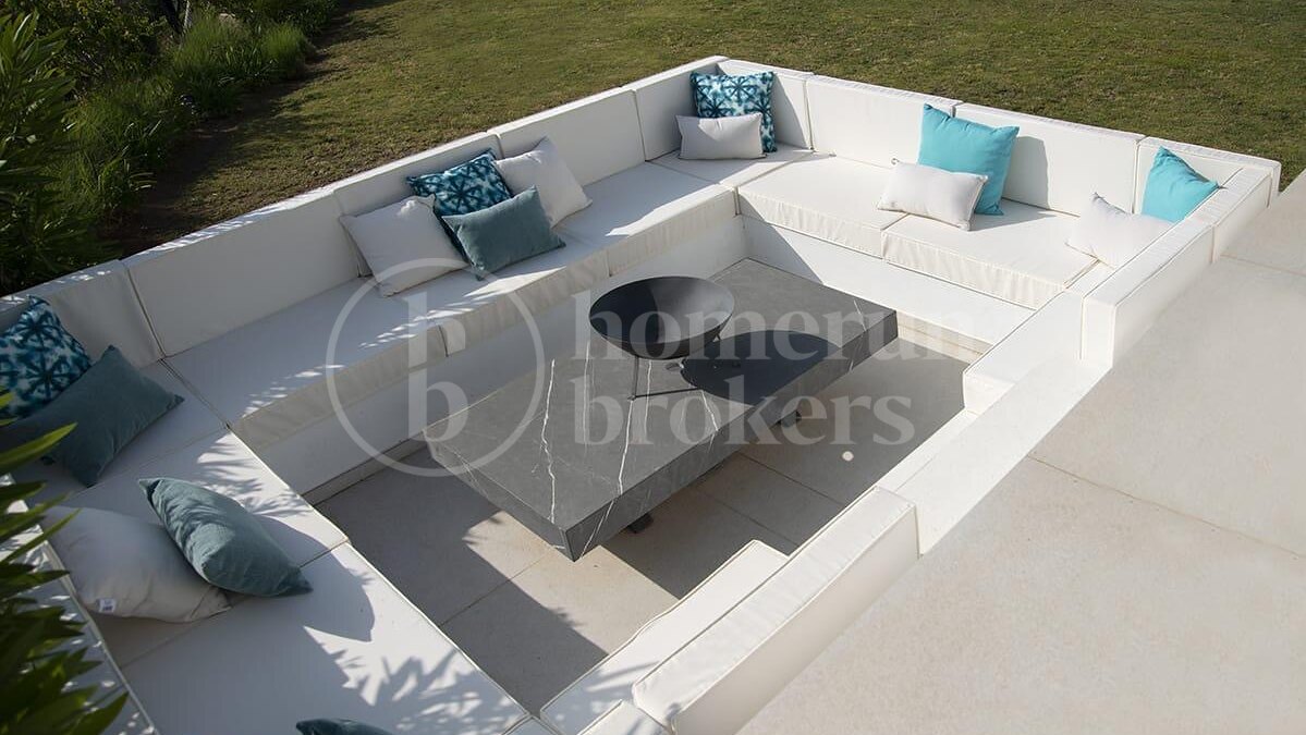 9-Bedroom Luxury Villa with Panoramic Sea Views in Estepona East