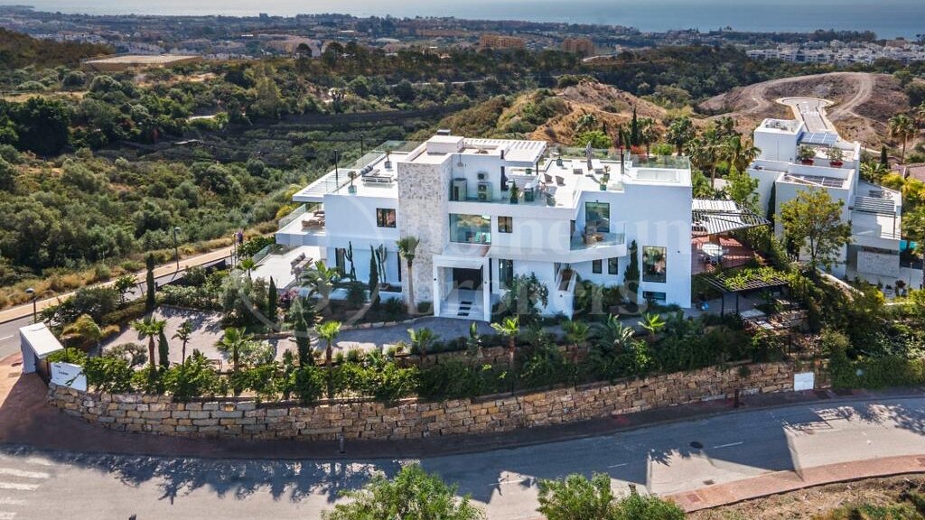 9-Bedroom Luxury Villa with Panoramic Sea Views in Estepona East
