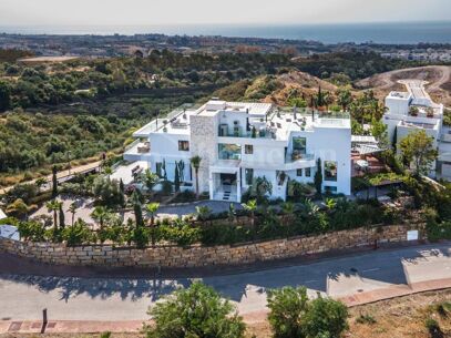 Lyxvilla med 9 sovrum och panoramautsikt över havet i Estepona East