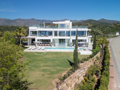 9-Bedroom Luxury Villa with Panoramic Sea Views in Estepona East