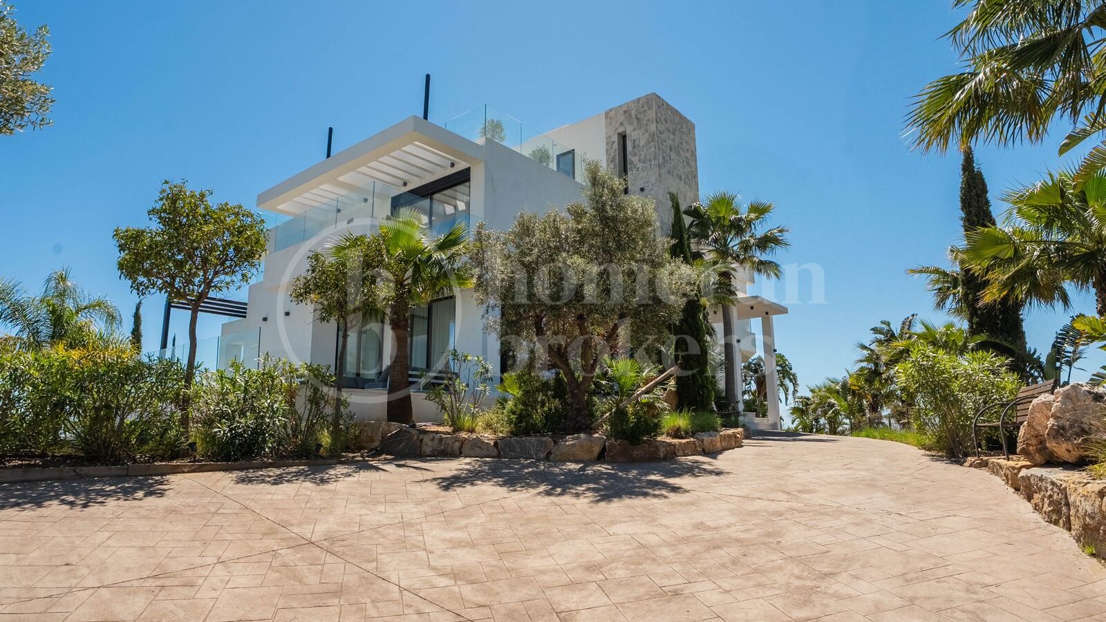9-Bedroom Luxury Villa with Panoramic Sea Views in Estepona East