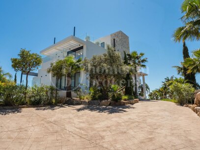9-Bedroom Luxury Villa with Panoramic Sea Views in Estepona East