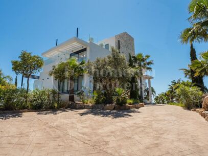 Lyxvilla med 9 sovrum och panoramautsikt över havet i Estepona East