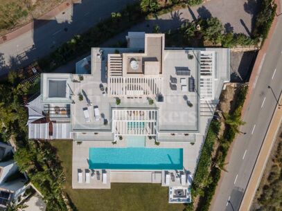 Lyxvilla med 9 sovrum och panoramautsikt över havet i Estepona East