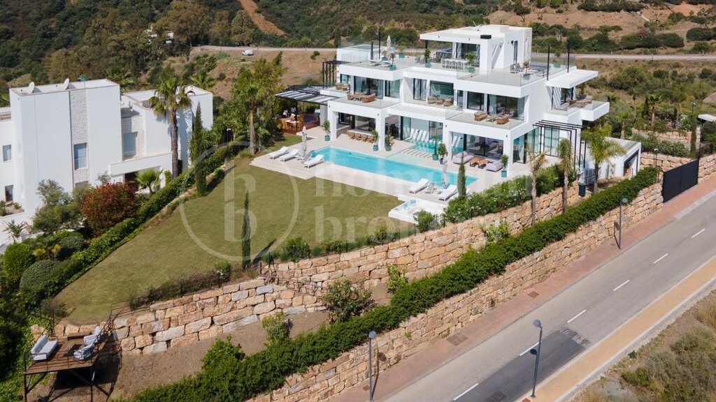 9-Bedroom Luxury Villa with Panoramic Sea Views in Estepona East