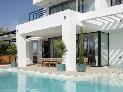 Lyxvilla med 9 sovrum och panoramautsikt över havet i Estepona East