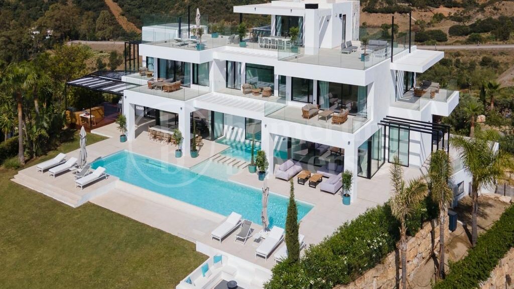 9-Bedroom Luxury Villa with Panoramic Sea Views in Estepona East