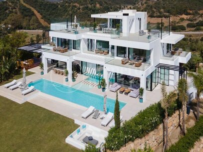 9-Bedroom Luxury Villa with Panoramic Sea Views in Estepona East