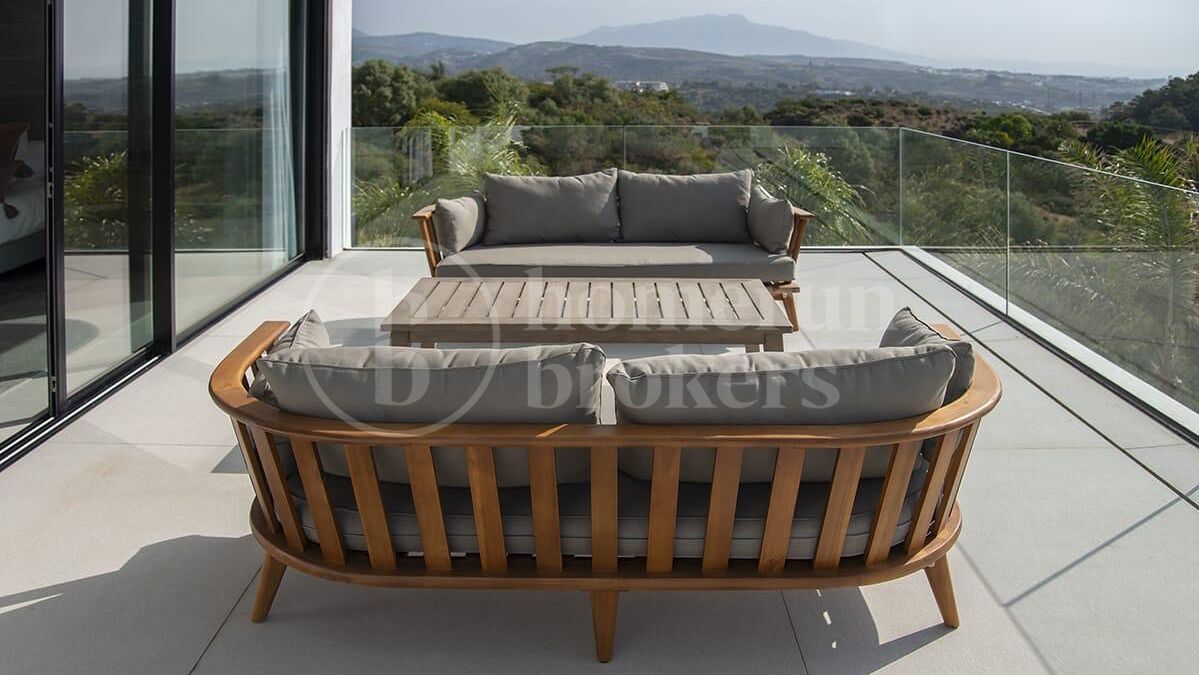 Lyxvilla med 9 sovrum och panoramautsikt över havet i Estepona East