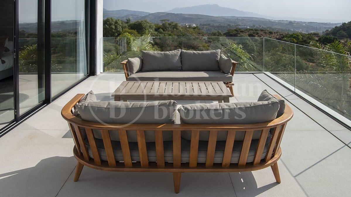 9-Bedroom Luxury Villa with Panoramic Sea Views in Estepona East