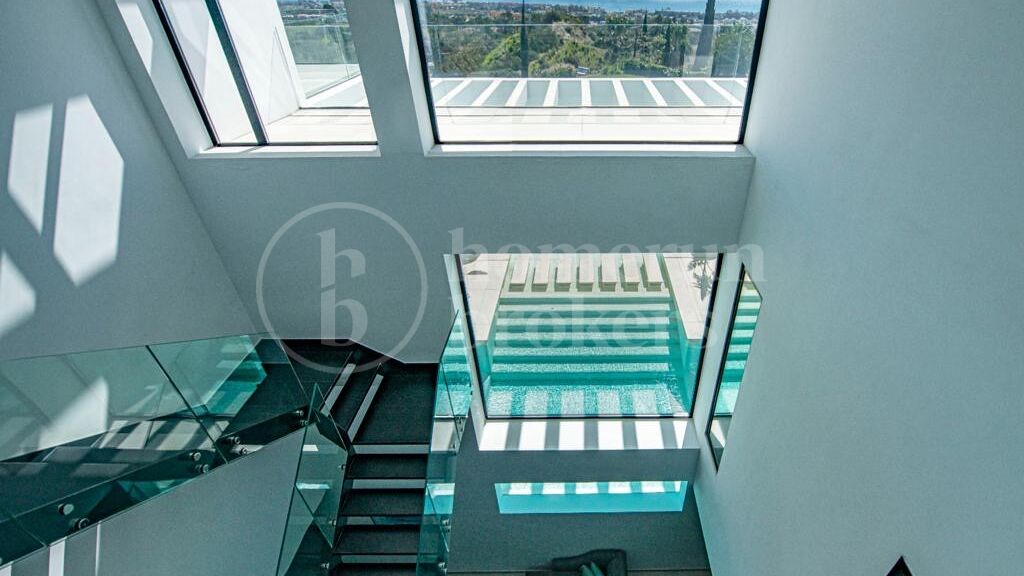 Lyxvilla med 9 sovrum och panoramautsikt över havet i Estepona East
