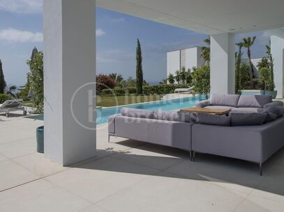 Lyxvilla med 9 sovrum och panoramautsikt över havet i Estepona East
