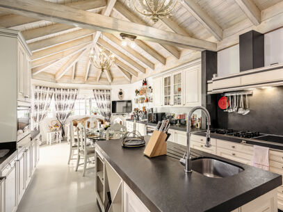 Casa Flora - Mediterranean Villa on a Large Private Plot on the Golden Mile