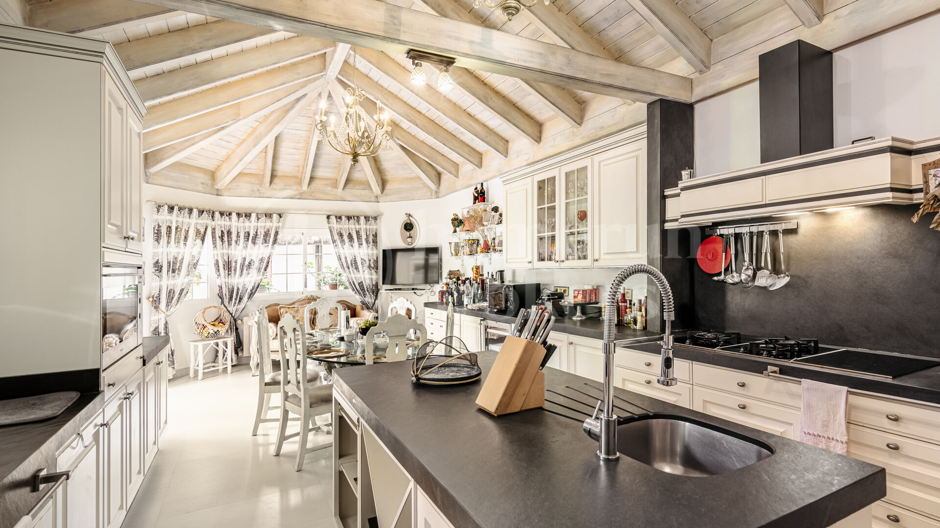 Casa Flora - Mediterranean Villa on a Large Private Plot on the Golden Mile
