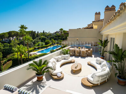 Alba Residence - Renovated Penthouse with Panoramic Sea Views