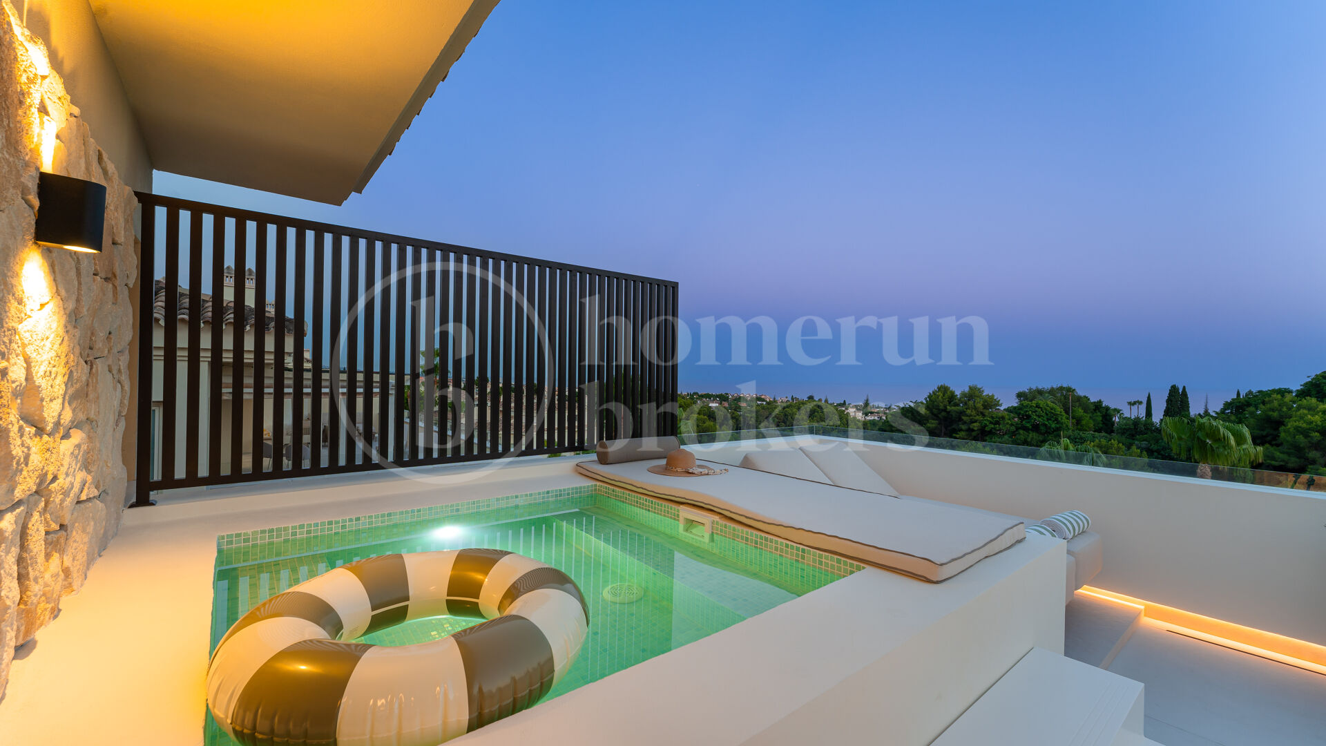 Alba Residence - Renovated Penthouse with Panoramic Sea Views