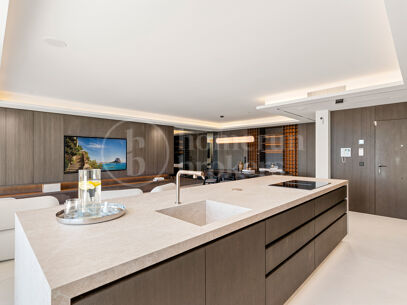 Alba Residence - Renovated Penthouse with Panoramic Sea Views