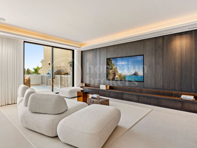 Alba Residence - Renovated Penthouse with Panoramic Sea Views