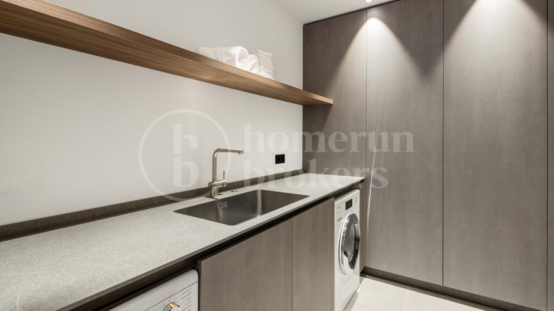 Villa Colina - Brand New Contemporary Villa with Sea Views