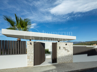 Villa Colina - Brand New Contemporary Villa with Sea Views