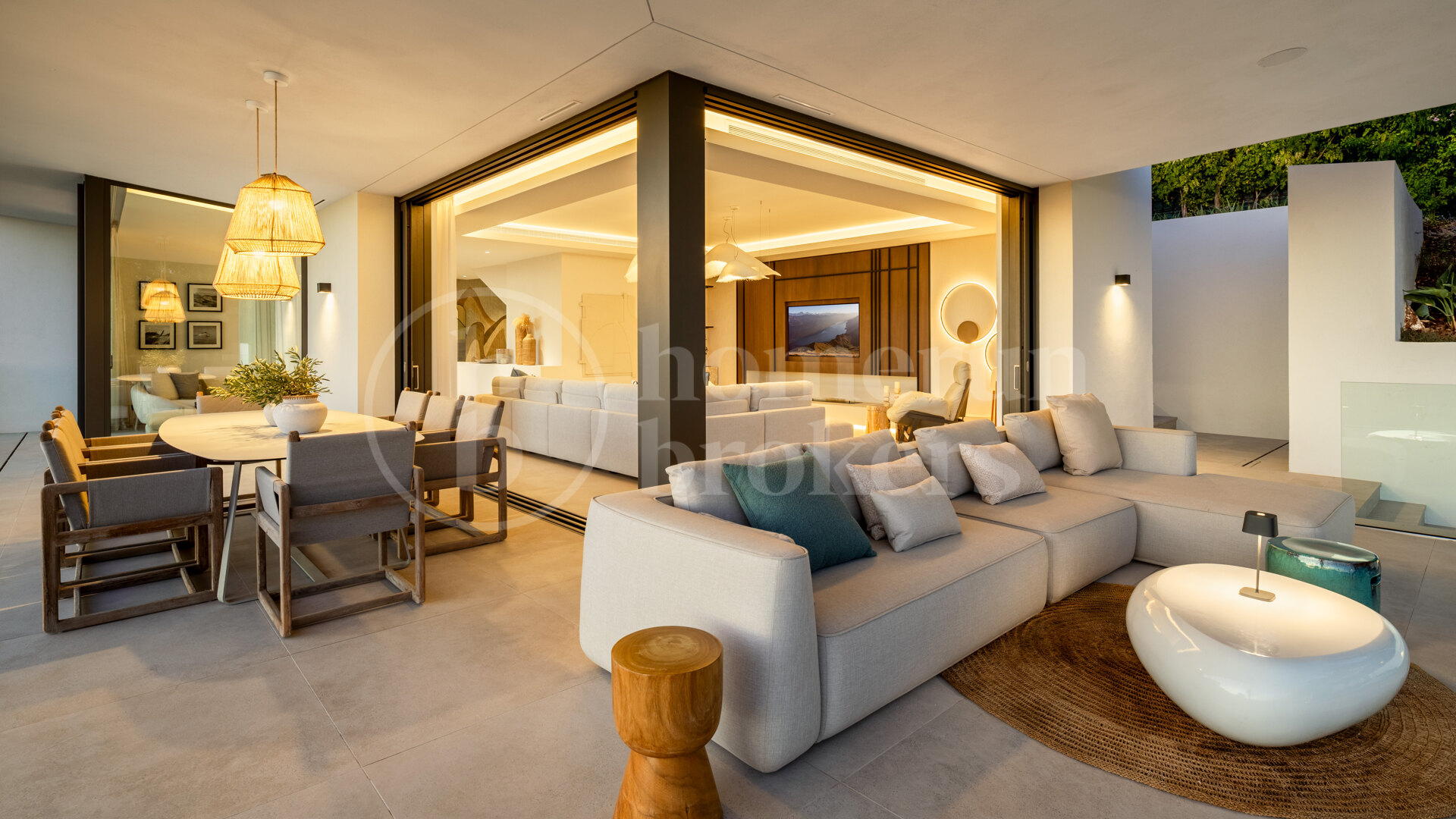 Villa Colina - Brand New Contemporary Villa with Sea Views
