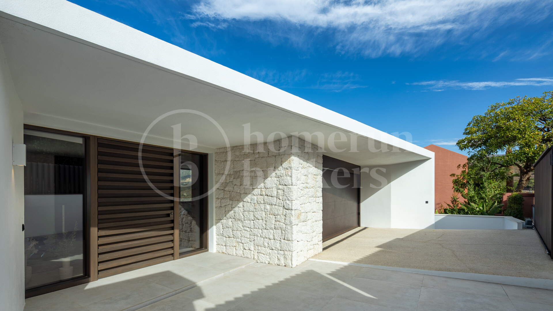 Villa Colina - Brand New Contemporary Villa with Sea Views