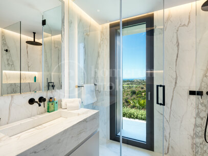 Villa Colina - Brand New Contemporary Villa with Sea Views
