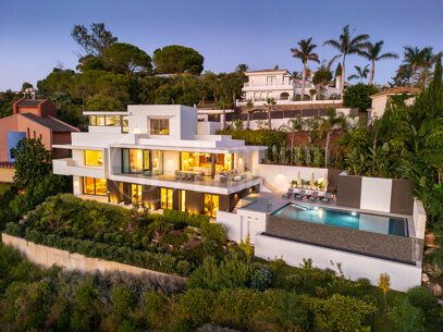 Villa Colina - Brand New Contemporary Villa with Sea Views