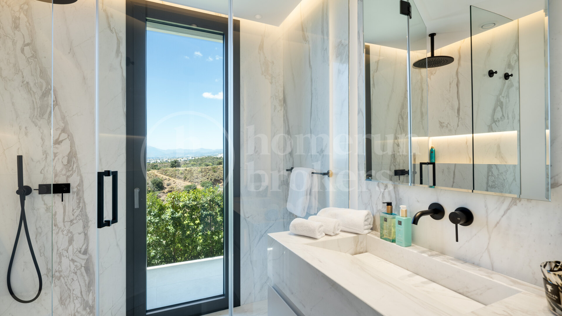 Villa Colina - Brand New Contemporary Villa with Sea Views