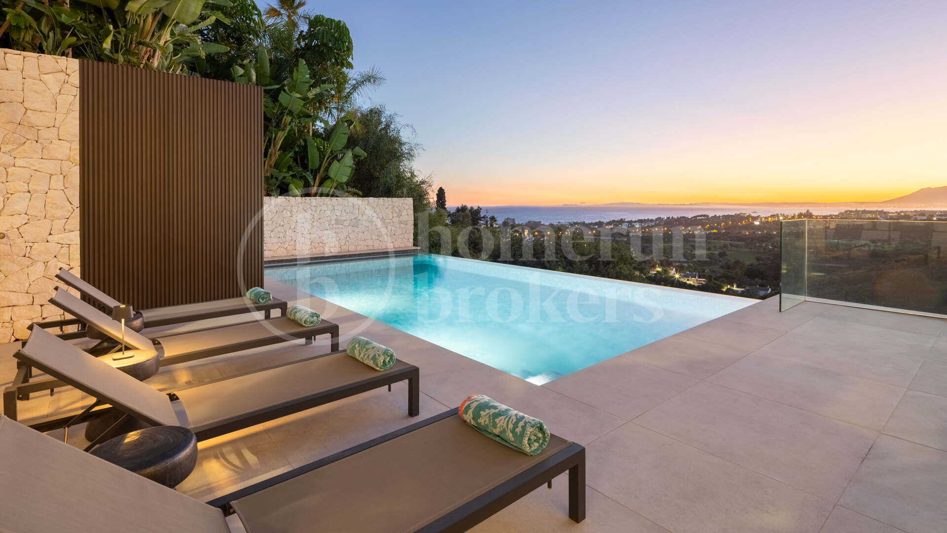 Villa Colina - Brand New Contemporary Villa with Sea Views