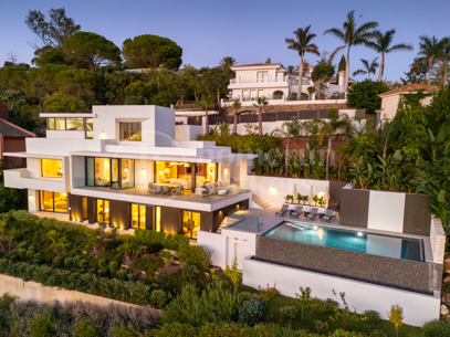 Villa Colina - Brand New Contemporary Villa with Sea Views