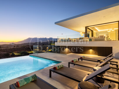 Villa Colina - Brand New Contemporary Villa with Sea Views