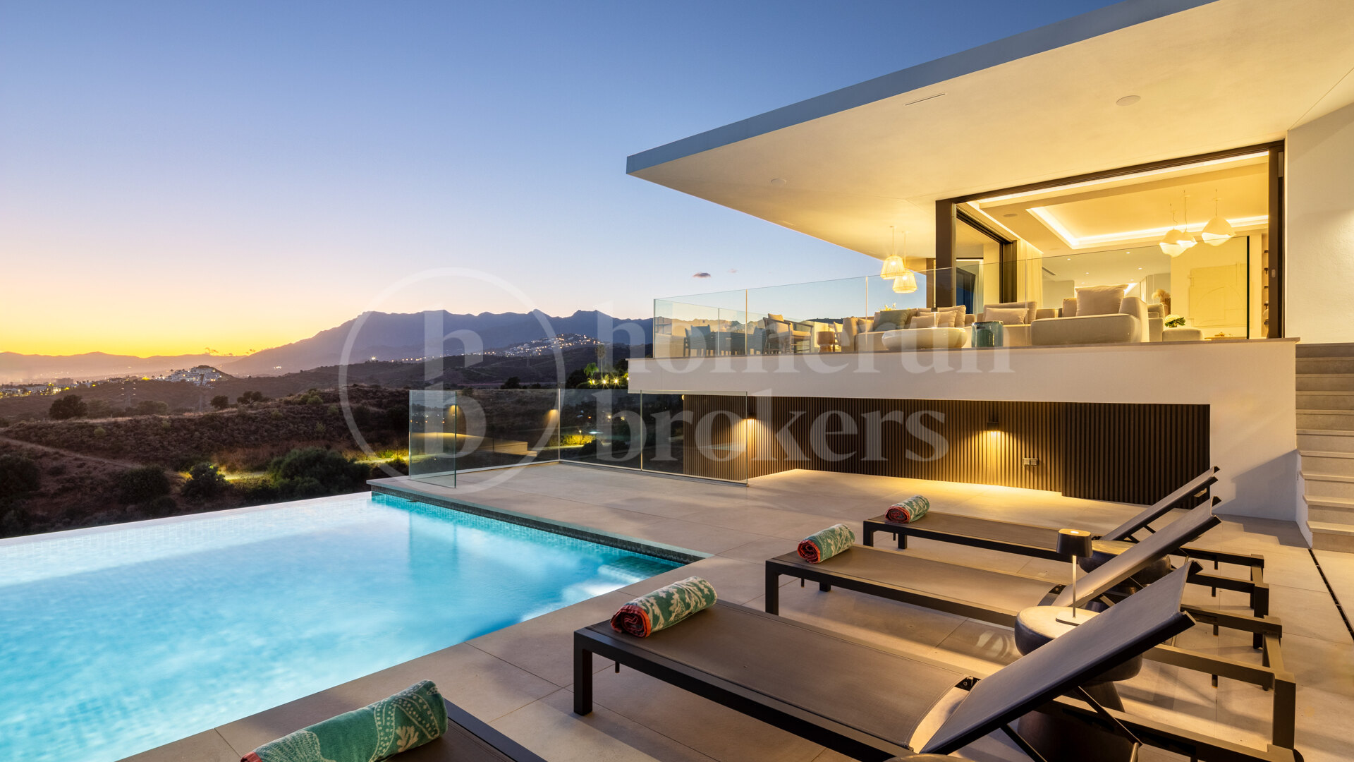 Villa Colina - Brand New Contemporary Villa with Sea Views