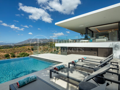 Villa Colina - Brand New Contemporary Villa with Sea Views
