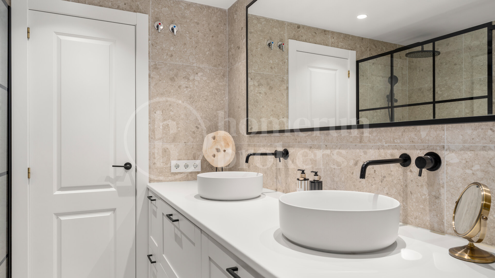 Casa Blanche – Fully Renovated Apartment in Prime Location