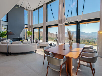 Villa La Mairena - Six Bedroom Contemporary Villa in Marbella East