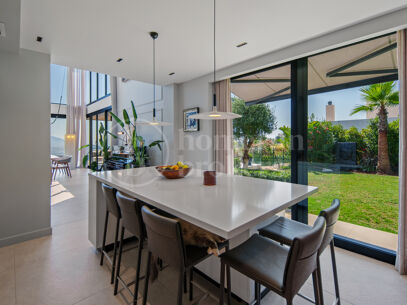 Villa La Mairena - Six Bedroom Contemporary Villa in Marbella East