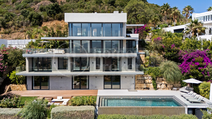 Villa La Mairena - Six Bedroom Contemporary Villa in Marbella East