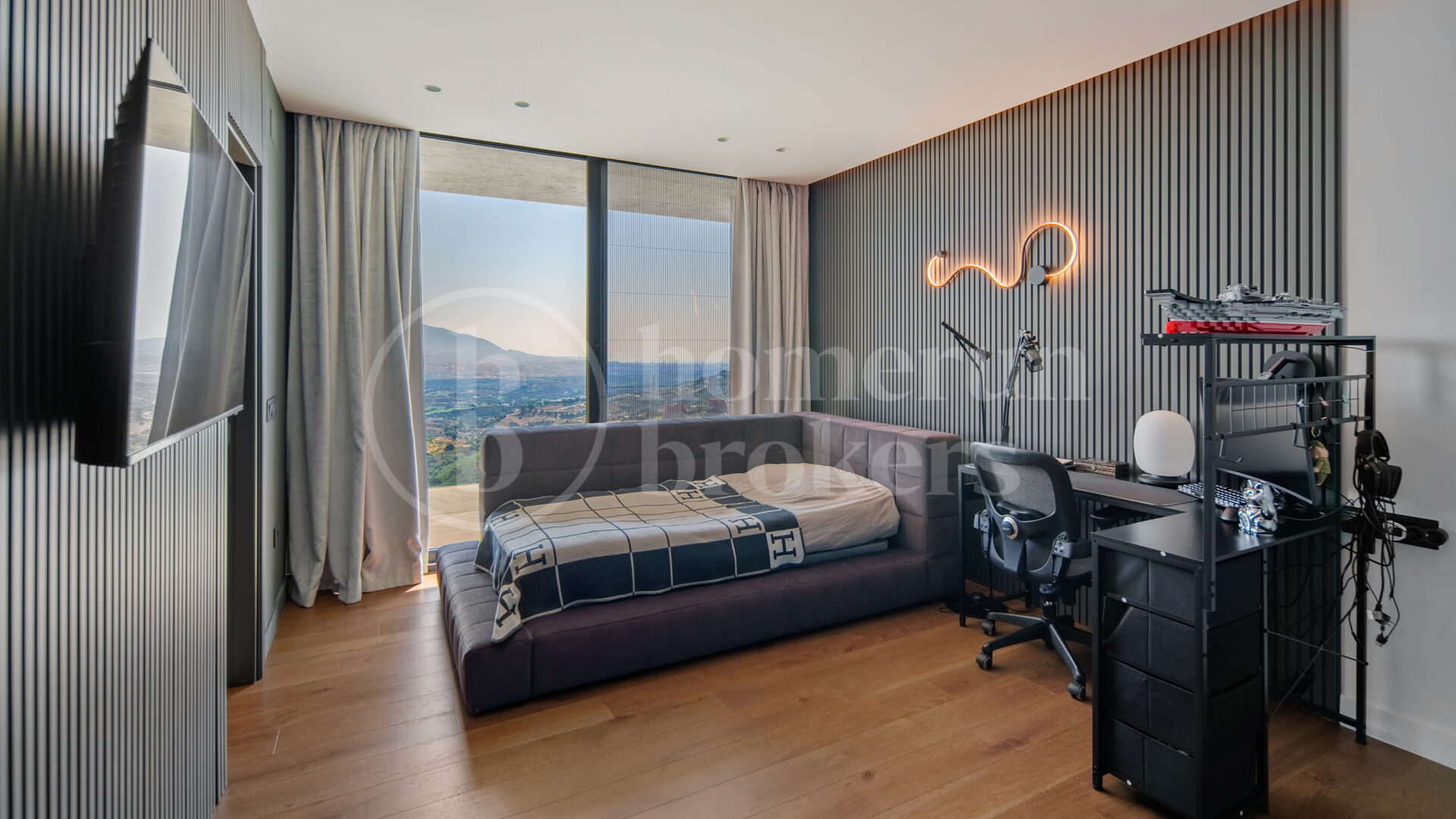 Villa La Mairena - Six Bedroom Contemporary Villa in Marbella East