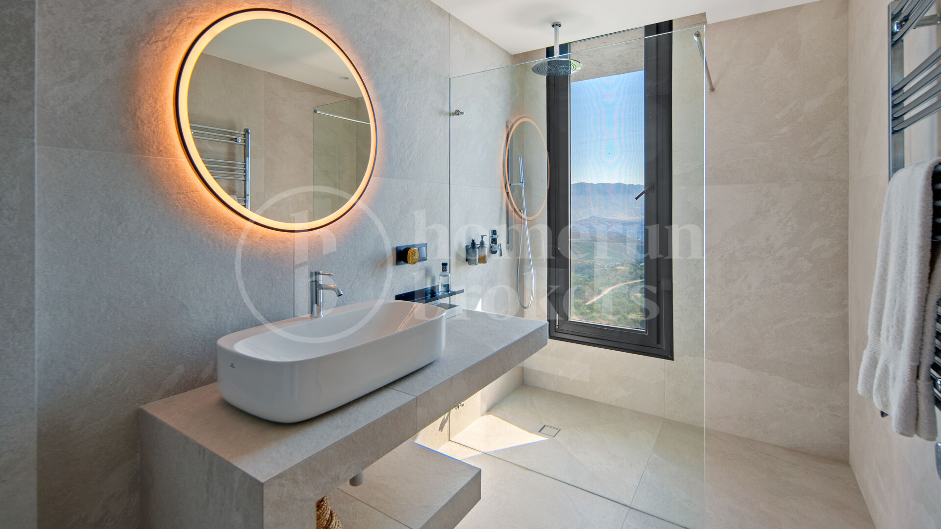 Villa La Mairena - Six Bedroom Contemporary Villa in Marbella East
